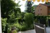 # Traumhaft wohnen mit viel Garten und Grün - Reihenhaus-Charakter! - Terrasse mit eingewachsenem Garten